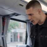 On the bus, a man was insulting his pregnant wife and, at one point, even raised his fist as if he wanted to hit her. The people around them saw everything but remained silent. A few seconds later, an event shocked all the passengers.