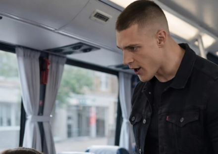 On the bus, a man was insulting his pregnant wife and, at one point, even raised his fist as if he wanted to hit her. The people around them saw everything but remained silent. A few seconds later, an event shocked all the passengers.