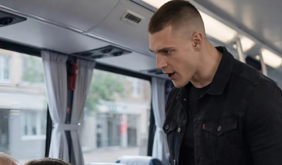 On the bus, a man was insulting his pregnant wife and, at one point, even raised his fist as if he wanted to hit her. The people around them saw everything but remained silent. A few seconds later, an event shocked all the passengers.